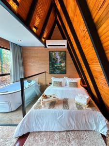 En eller flere senge i et værelse på Choupanas da Lagoa