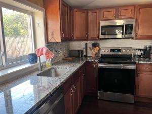 een keuken met een spoelbak en een fornuis bovenste oven bij The Bay House in Shady Side +12 foto's