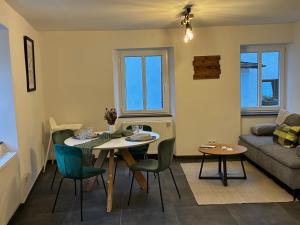 Posezení v ubytování FeWo - EG Apartment Mosel- & Weinquartier, Terrasse, Parkplatz, moderne Küche bis 4 Personen