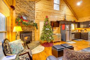 Nhà bếp/bếp nhỏ tại Hot Tub and Fire Pit Wooded Cabin Near DeSoto Park!