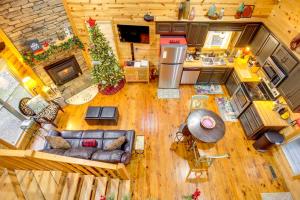 TV/trung tâm giải trí tại Hot Tub and Fire Pit Wooded Cabin Near DeSoto Park!