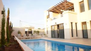 een villa met een zwembad en een huis bij RV Villas Deadsea in Sowayma +13 foto's