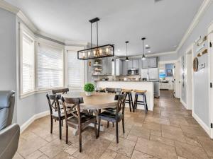 een keuken en eetkamer met een tafel en stoelen bij Blue Coconut in Destin