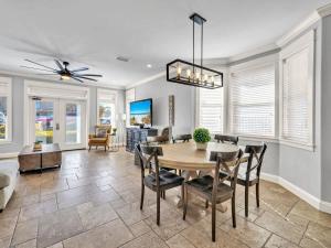 een eetkamer en woonkamer met een tafel en stoelen bij Blue Coconut in Destin