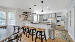 een keuken met een tafel en barkrukken bij Blue Coconut in Destin +33 foto's