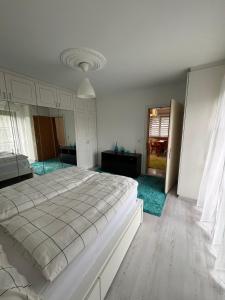 een slaapkamer met een groot wit bed in een kamer bij Oberalm Apartment Gemütliche 2 Zimmer Wohnung in Oberalm +18 foto's