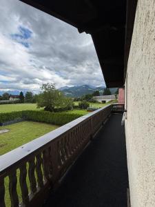 een balkon van een huis met uitzicht op een veld bij Oberalm Apartment Gemütliche 2 Zimmer Wohnung in Oberalm
