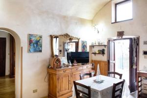 a dining room with a table and a mirror at La loggia del pappagallo in Gallese +14 photos