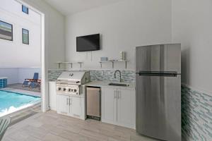een keuken met een roestvrijstalen koelkast en een spoelbak bij Azul Atlantica in Destin