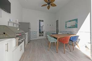 een keuken met een tafel en stoelen en een fornuis bij Azul Atlantica in Destin