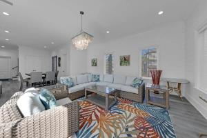 een woonkamer met een bank en een tafel bij Azul Atlantica in Destin