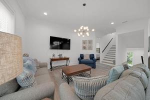 een woonkamer met twee banken en een tafel bij Azul Atlantica in Destin +53 foto's