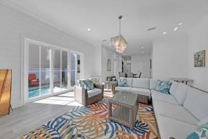 een woonkamer met een bank en een tafel bij Azul Atlantica in Destin