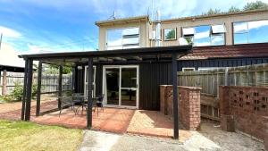 een vrijstaande woning met een terras en een schutting bij Mt Aspiring Home in Wanaka