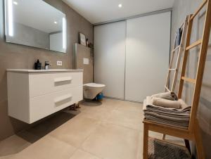 Koupelna v ubytování Åros Seaside Apartment with Pool, Jacuzzi & Sauna