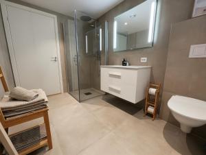 Koupelna v ubytování Åros Seaside Apartment with Pool, Jacuzzi & Sauna