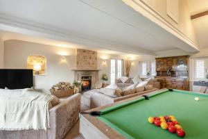 een woonkamer met een pooltafel bij 3 Bed in Mealsgate oc-e33626 in Mealsgate