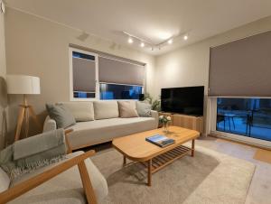 TV a/nebo společenská místnost v ubytování Åros Seaside Apartment with Pool, Jacuzzi & Sauna