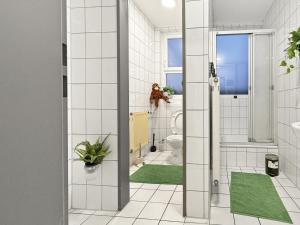 ein Badezimmer mit einem WC und einem grünen Teppich in der Unterkunft FlexiStay at Nürtingen in Nürtingen + 41 Fotos