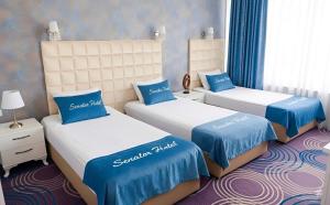 Un pat sau paturi într-o cameră la Senator Boutique Hotel