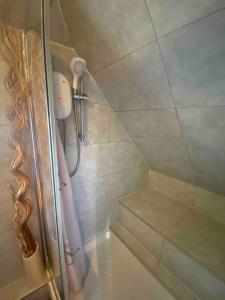 Koupelna v ubytování Studio Apartment with parking and close walk to beach and town