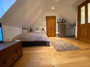 Postel nebo postele na pokoji v ubytování Studio Apartment with parking and close walk to beach and town