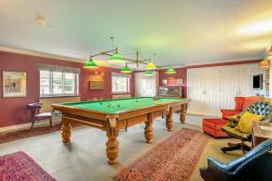 een woonkamer met een pooltafel erin bij 13 Bed in Skendleby oc-s33954 in Skendleby