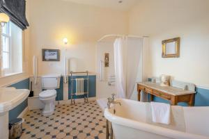 een badkamer met een bad, een toilet en een wastafel bij 13 Bed in Skendleby oc-s33954 in Skendleby +59 foto's