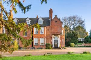een oud rood bakstenen huis met een voortuin bij 13 Bed in Skendleby oc-s33954 in Skendleby