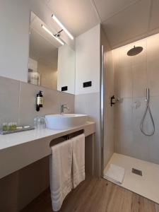 un bagno con lavandino e doccia di Hostal Hs Puerto Lumbreras a Puerto Lumbreras