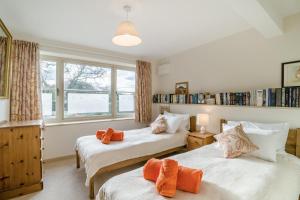 En eller flere senge i et værelse på 2 Bed in Longhope oc-n34144