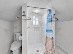 un bagno con doccia con tenda da doccia di Over the Rainbow a Crystal Beach Altre 65 foto