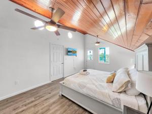 una camera da letto con un letto con soffitto in legno di Over the Rainbow a Crystal Beach