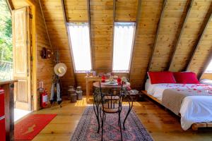 una camera da letto con un letto in una cabina di legno di Chale Alcantara Jacuzzi, Lareira e Deck com Vista a São Pedro de Alcântara
