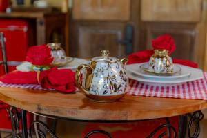 un tavolo con due piatti e una teiera sopra di Chale Alcantara Jacuzzi, Lareira e Deck com Vista a São Pedro de Alcântara Altre 40 foto
