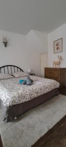 een slaapkamer met een bed en een houten dressoir bij Studio Les Armuriers, 2e ét sans asc in Condom +10 foto's