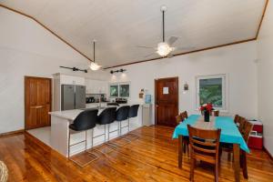 eine Küche und ein Esszimmer mit Tisch und Stühlen in der Unterkunft Casa Familia in West Bay + 27 Fotos