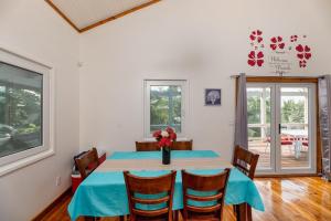 ein Esszimmer mit einem blauen Tisch und Stühlen in der Unterkunft Casa Familia in West Bay