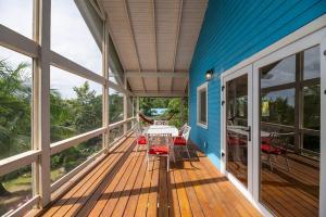 eine große Terrasse mit einem Tisch und Stühlen darauf in der Unterkunft Casa Familia in West Bay