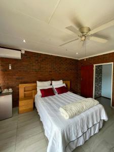 En eller flere senge i et værelse på Royal BNB and SPA