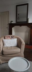 een woonkamer met een bank en een tafel bij Studio Les Armuriers, 2e ét sans asc in Condom