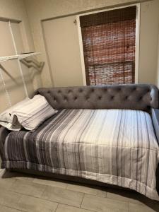 Giường trong phòng chung tại Cozy studio