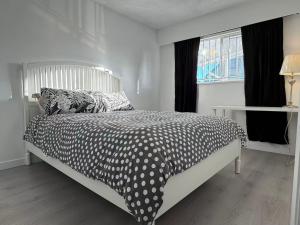 En eller flere senge i et værelse på Earles Guest room in Vancouver East