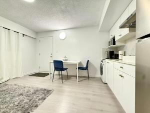 Køkken eller tekøkken på Earles Guest room in Vancouver East