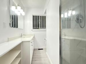 Et badeværelse på Earles Guest room in Vancouver East