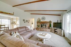 een woonkamer met een bank en een open haard bij 30-Acre Witter Springs Ranch with Barn and Views! in Upper Lake