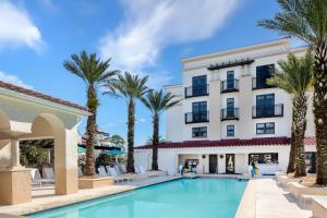 Bazén v ubytování The Alfond Inn nebo v jeho okolí