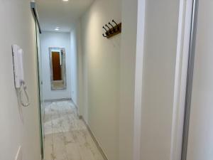een hal met een douche en een glazen deur bij Melenara Beach in Melenara +33 foto's
