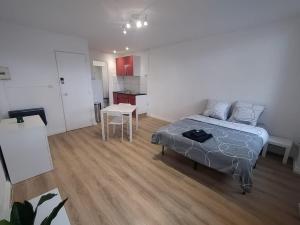 une chambre avec un lit et une table dedans dans l'établissement BudgetBnb 281, downtown studio, à La Seyne-sur-Mer