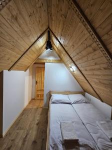 Giường trong phòng chung tại Wierchowy zakątek -jacuzzi